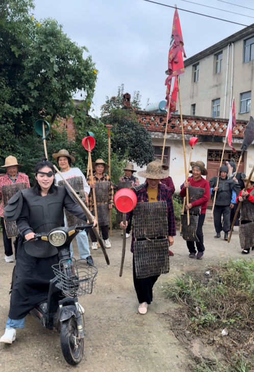 宏图优配 安徽小伙带村里老人拍“夕阳红版三国”走红 未来计划拍西游、水浒丨封面头条